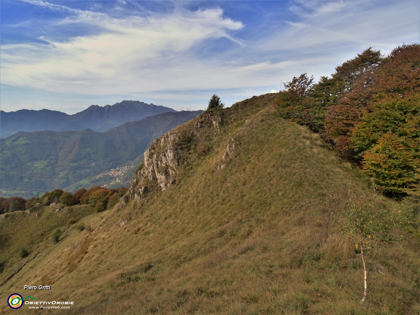 42 La cima del Monte Foldone (1499 m) vista da lato.JPG